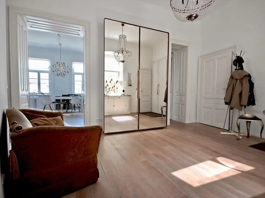 Designer Flat, Fully Furnished & Sunny Apartment Vienna